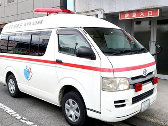 救急入口前の送迎車  