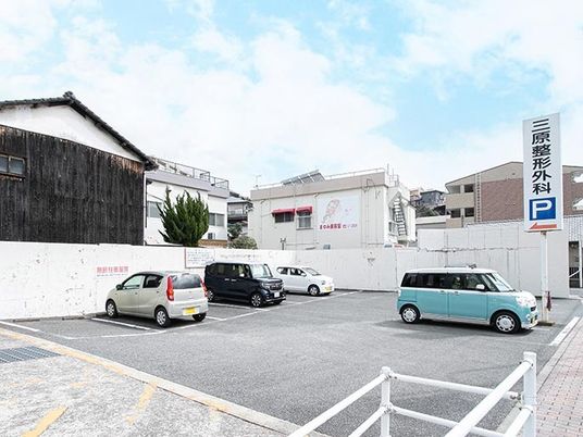 駐車場と建物外観  