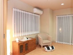 明るい居室の様子