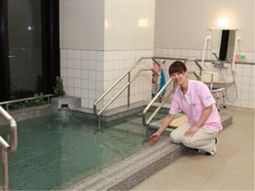 笑顔のスタッフと浴室