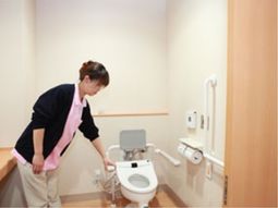 バリアフリーの明るいトイレ