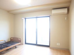 明るい居室の一角