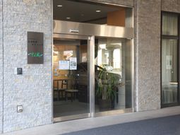 エントランスの自動扉と植物