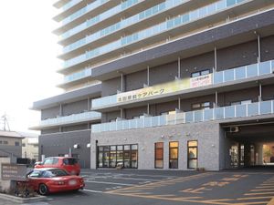 都市型の高層建物の外観