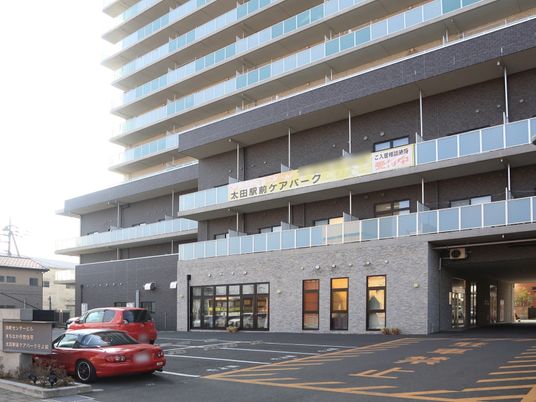 都市型の高層建物の外観