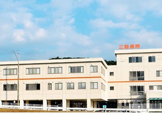 白い建物の外観  