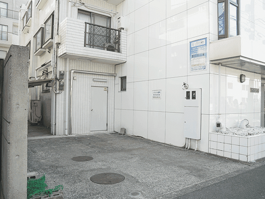 白い建物の外観  