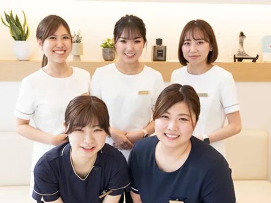 笑顔のスタッフが並ぶラウンジ  