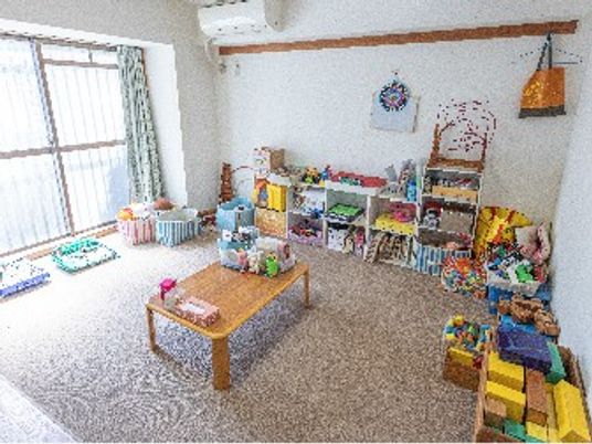 明るい遊び場のある多目的室  