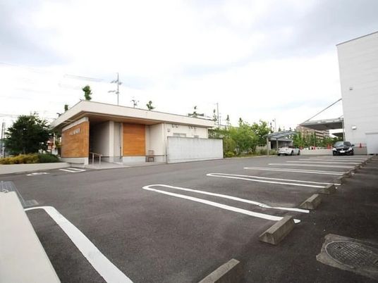 駐車場付きの外観  
