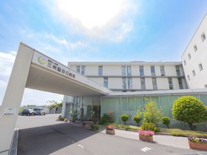 病院の正面玄関  