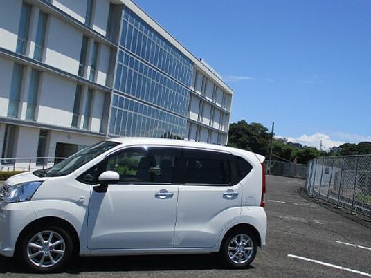 建物前の送迎車  