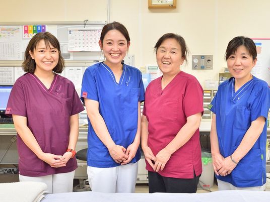 笑顔のスタッフ4人の休憩室  