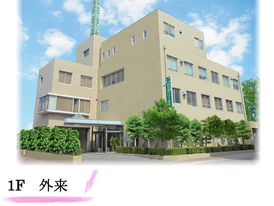 明るい外来入口の建物外観  