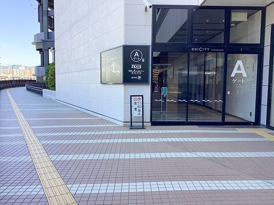 ガラス扉のエントランス  