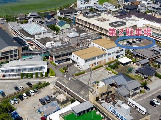 施設の全景と駐車場  