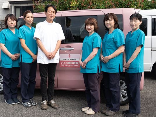 送迎車と職員 外観  