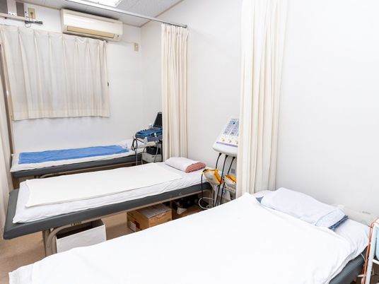 明るい多床室の居室  