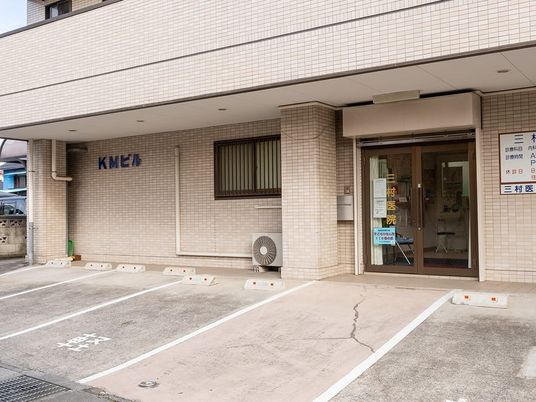 建物前の駐車場  