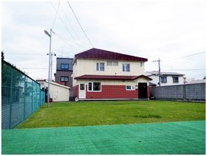 建物と芝生の庭  