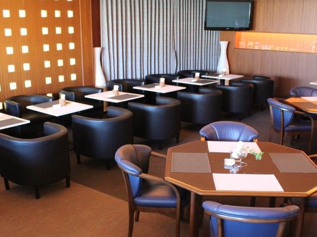 テーブル並ぶ食堂 食堂   落ち着いた色合いの椅子とテーブルが並ぶ食堂です。ゆったり座って食事や会話がしやすい雰囲気です。