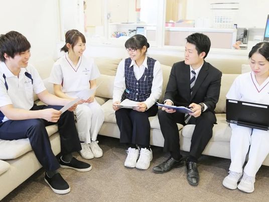 談笑するスタッフの応接スペース  