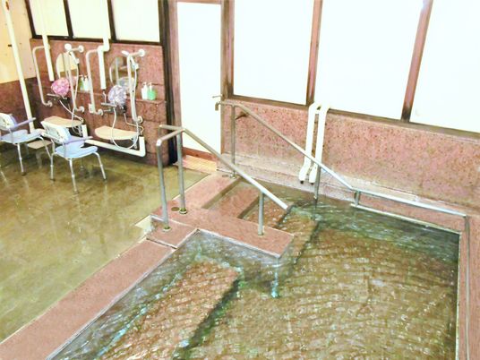 バリアフリー設計の浴室
