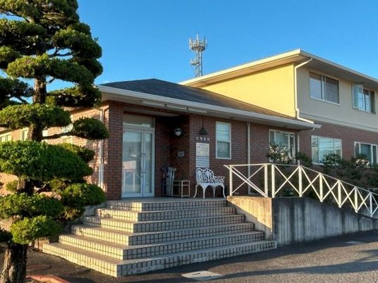 明るい外観の玄関  