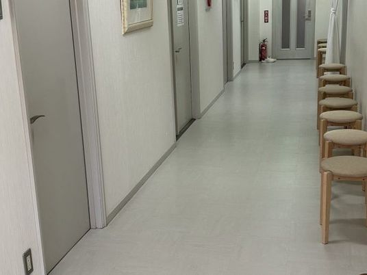 椅子が並ぶ廊下  