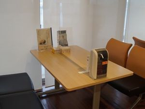 テーブルと椅子の休憩室  