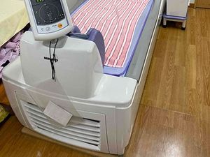 ベッド脇の洗面台と木目床の居室  