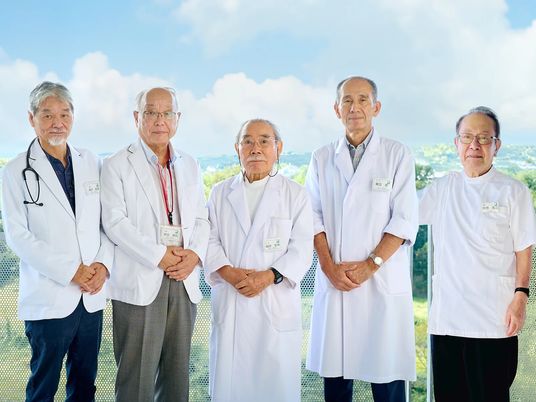 白衣の男性5人の集合  