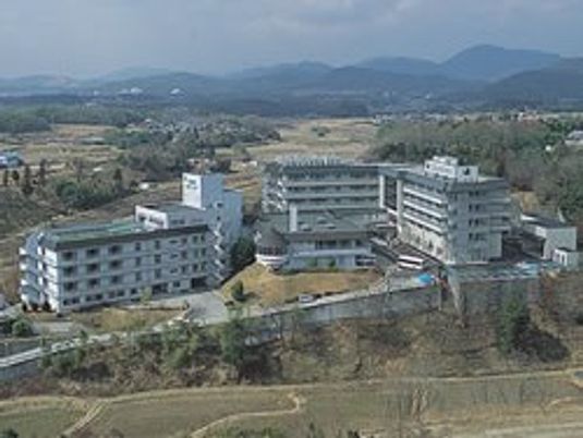 山あいに建つ施設外観  