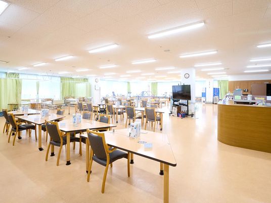 明るい食堂の様子  