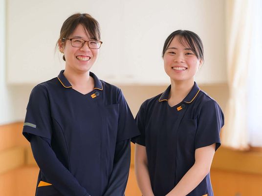 笑顔のスタッフ2人のラウンジ  
