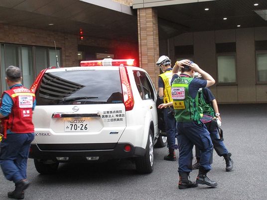 災害対応車と救助員の外観  