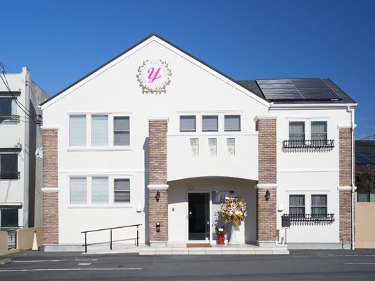 白い建物の外観  