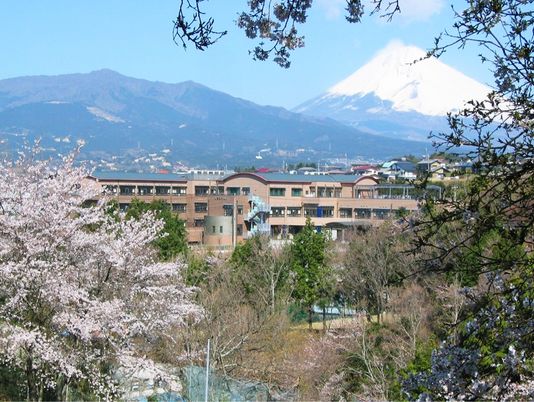 山並み望む外観  