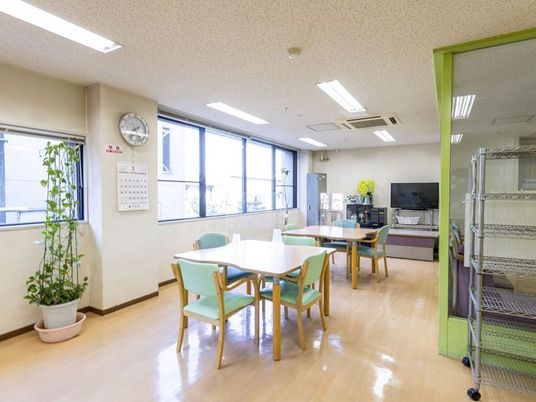明るい食堂のテーブル席  