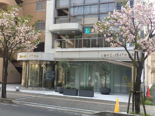 桜のある建物外観  