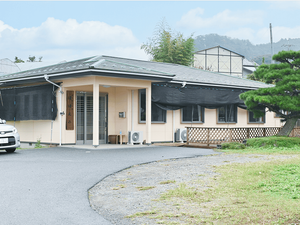 外観の平屋建物  