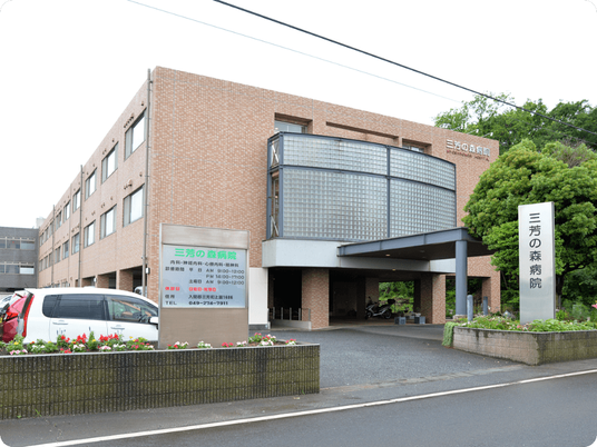 病院の正面玄関  