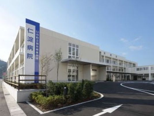 病院風の建物外観  