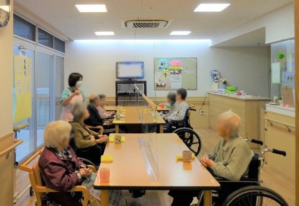 食事を楽しむ人々がいるダイニングルーム