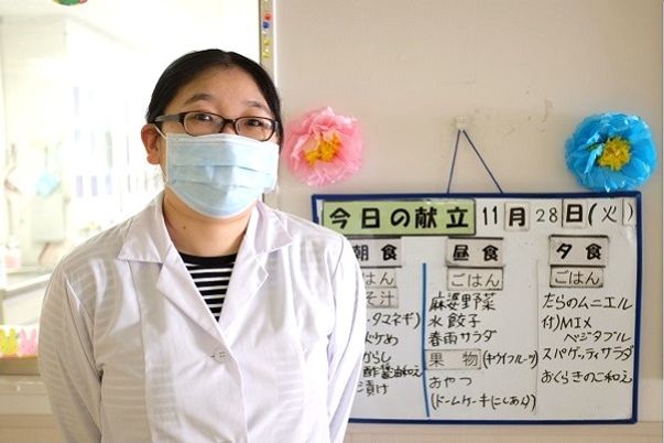 献立表とスタッフの様子