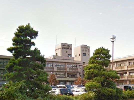 病院前の緑ある外観  