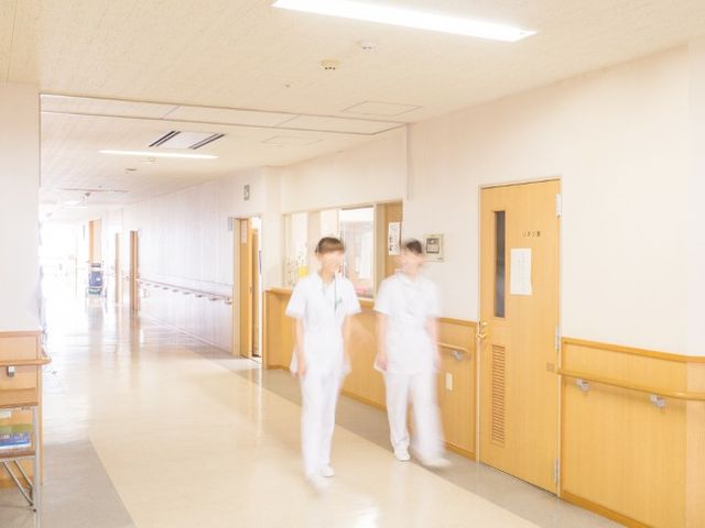 明るい廊下 廊下   自然光が差し込む明るい廊下です。手すりが設置され、スタッフの方が行き来しやすい通路になっています。