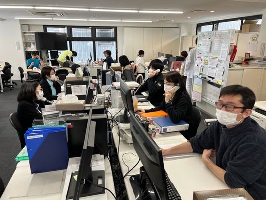 スタッフが働くオフィス風空間  