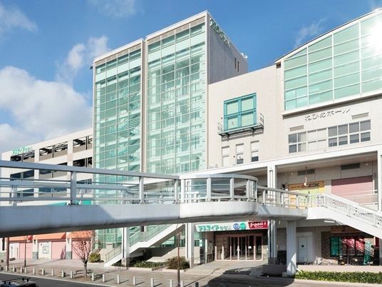 明るい外観の施設正面  