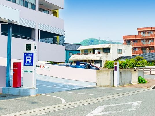 建物前の駐車場入口  